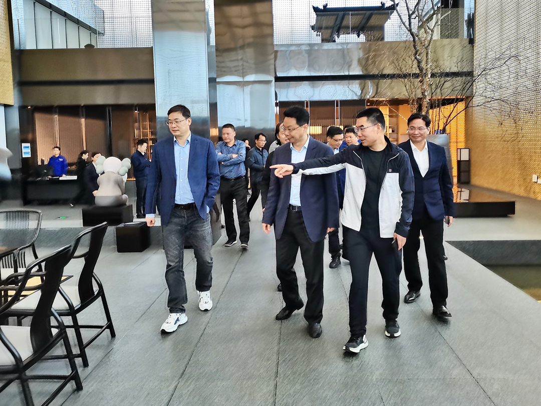 领导视察大师旗下家具品牌